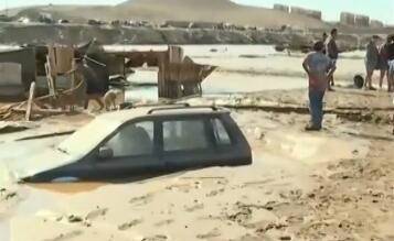 来势凶猛!智利暴雨引发洪水 人们在齐腰深的洪水中艰难前行