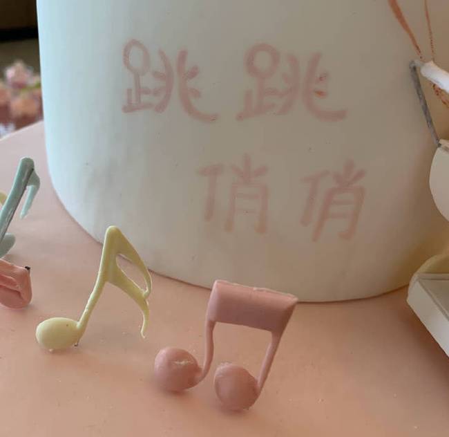 张杰为双胞胎庆生 俩女儿背影出镜长的不像对方