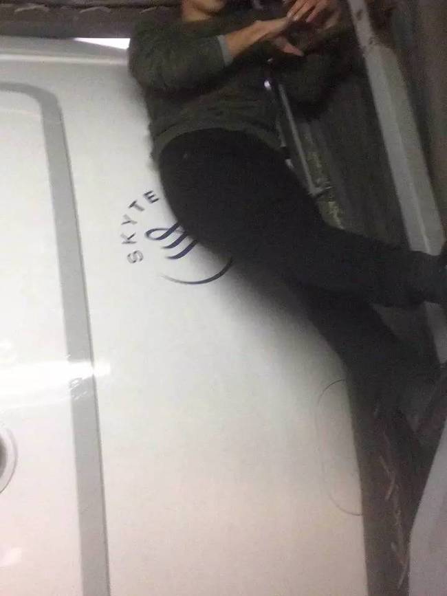 闹剧！乘客醉酒闹事遭拒载骑飞机踹飞机 被处以拘留八日