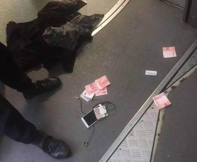 什么仇什么怨？骑飞机踹飞机 25岁醉酒旅客大闹客机拘留所过年