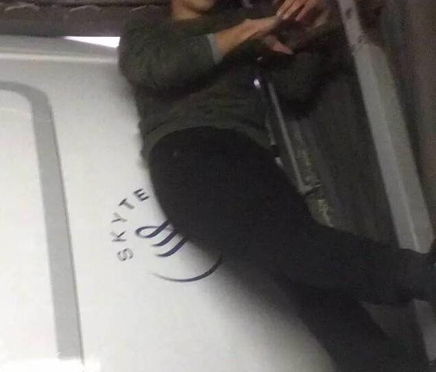 什么仇什么怨？骑飞机踹飞机 25岁醉酒旅客大闹客机拘留所过年