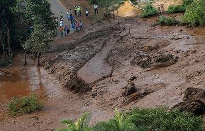巴西公布泥浆瞬间:泥浆淹没了建筑物、车辆和