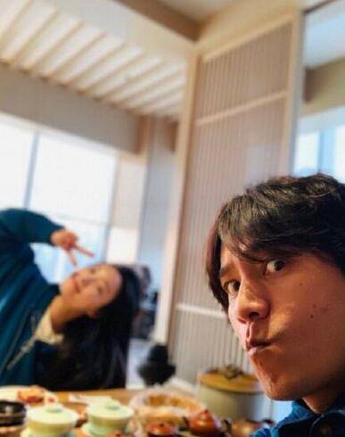 女演员了不起呀?陈坤调侃倪妮迟到 配文:兄妹相聚