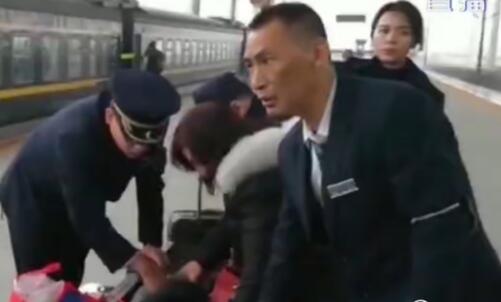 春运路上｜返乡旅客突发疾病 众人合力施救