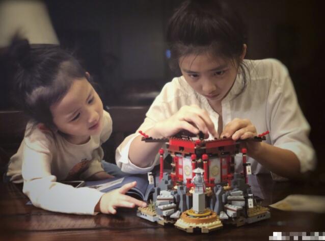 我家有女初长成！黄磊晒俩女儿近照 多多已经有了几分妈妈孙莉的模样