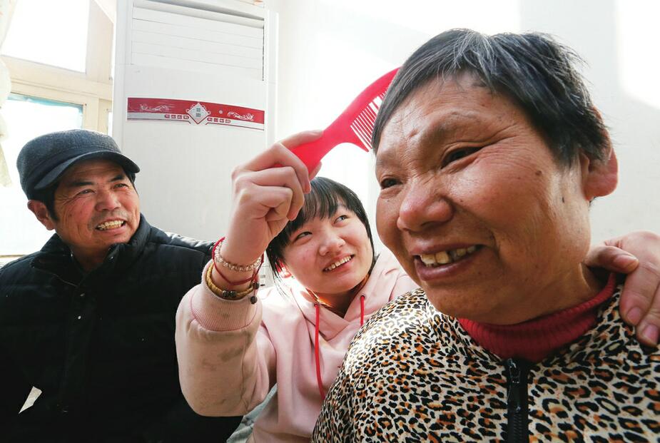 养育之恩怎能忘 福娃省亲看爸妈——六名大“福娃”回到原寄养家庭“幸福过大年”