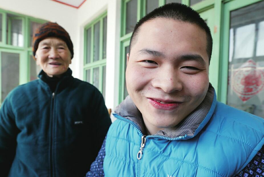 养育之恩怎能忘 福娃省亲看爸妈——六名大“福娃”回到原寄养家庭“幸福过大年”