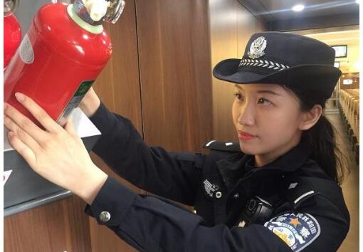 复兴号女乘警除夕值乘日记