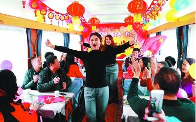 “民族团结一家亲号”上的“列车春晚”