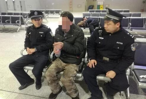 大年初一男子醉酒要出去打工 铁警及时将其拦下