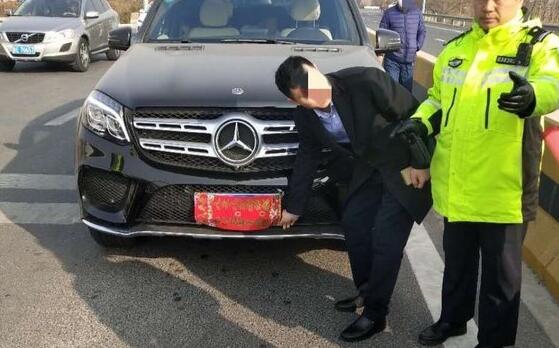 春联贴在车牌上，东营男子被记12分罚款200元