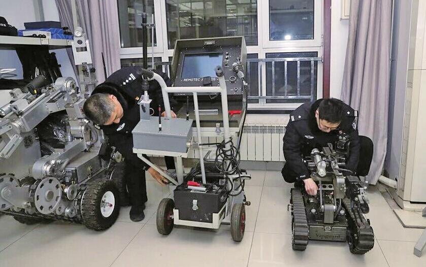 特警张保国除夕夜在岗执勤守平安：改变的是年份 不变的是责任