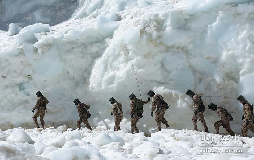 边防军人海拔6280米巡逻高原冰川：贺岁迎春在云端