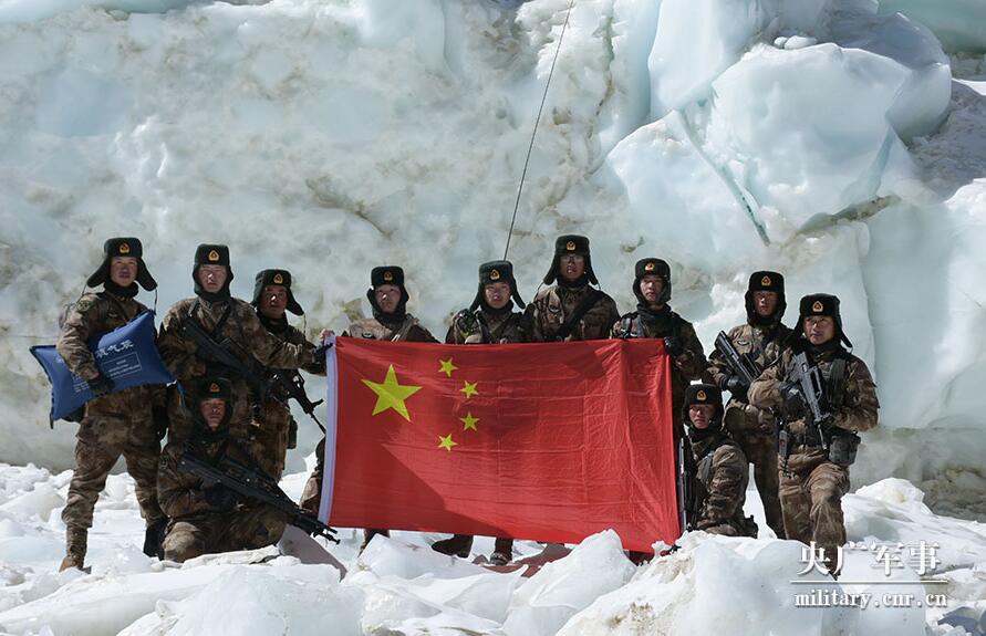 边防军人海拔6280米巡逻高原冰川：贺岁迎春在云端