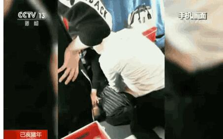 春运列车上医护人员果断出手 救回老人一命