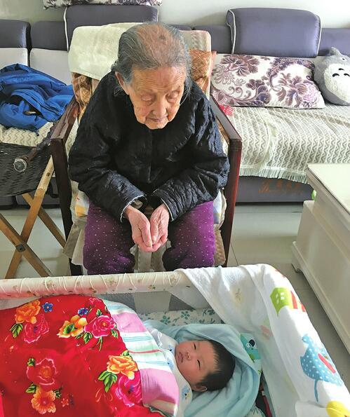 百岁老人闫桂兰的家人谈新春愿望——“一家人团团圆圆就是福”