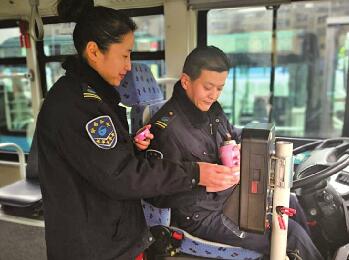 公交司机:方向盘旁“享受团圆”