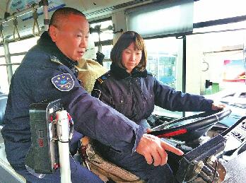 公交司机:方向盘旁“享受团圆”