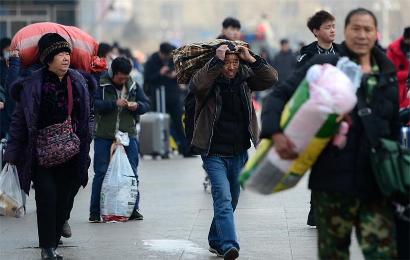 离乡进城路上 爱装满行囊