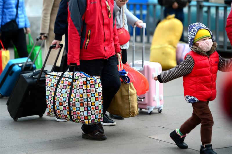 离乡进城路上 爱装满行囊