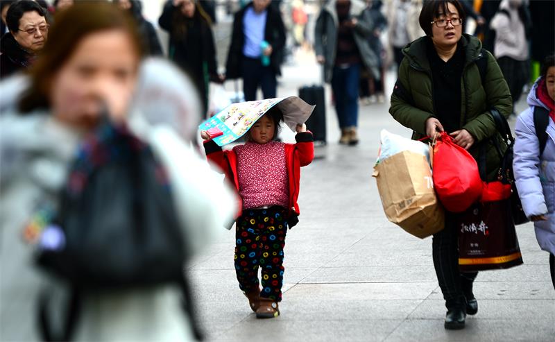 离乡进城路上 爱装满行囊