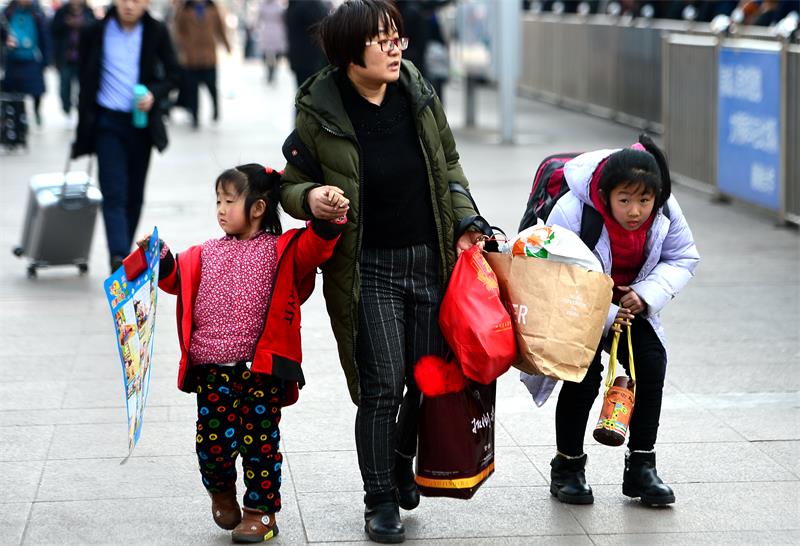 离乡进城路上 爱装满行囊