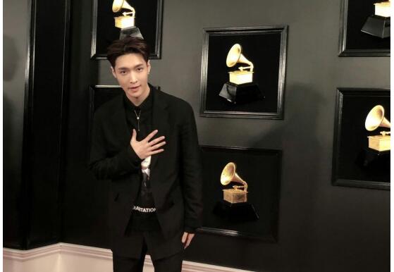 张艺兴现身格莱美颁奖典礼红毯 期待在这舞台上绽放光彩