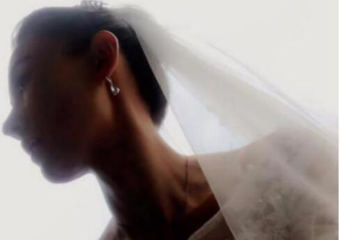 新郎是谁？张柏芝晒婚纱照曝出 被网友“骂”的狗血淋头