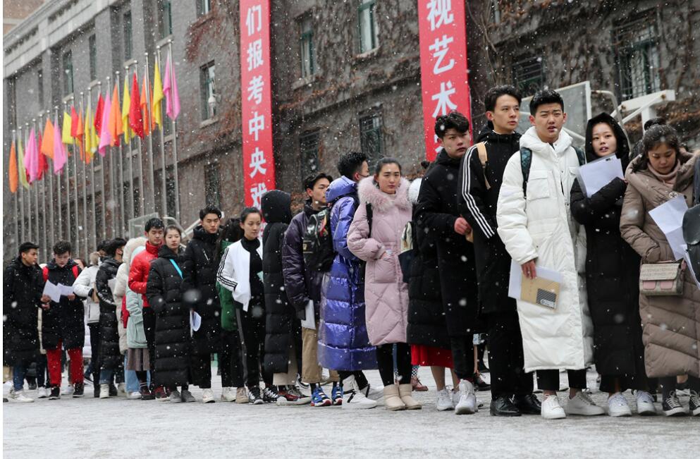 帅哥美女亮瞎眼！中戏考生雪中开考 今年谁会脱颖而出呢?