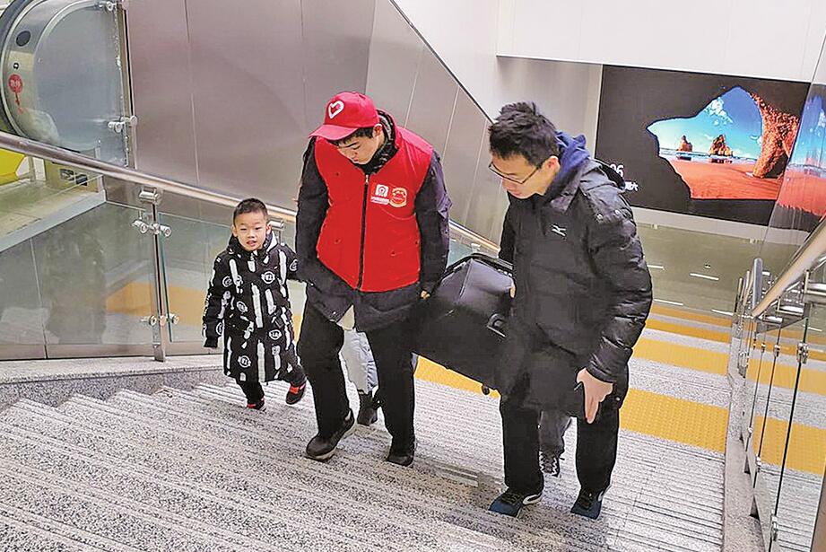 泉城义工假期坚守岗位:扮靓泉城大客厅 春节服务不打烊