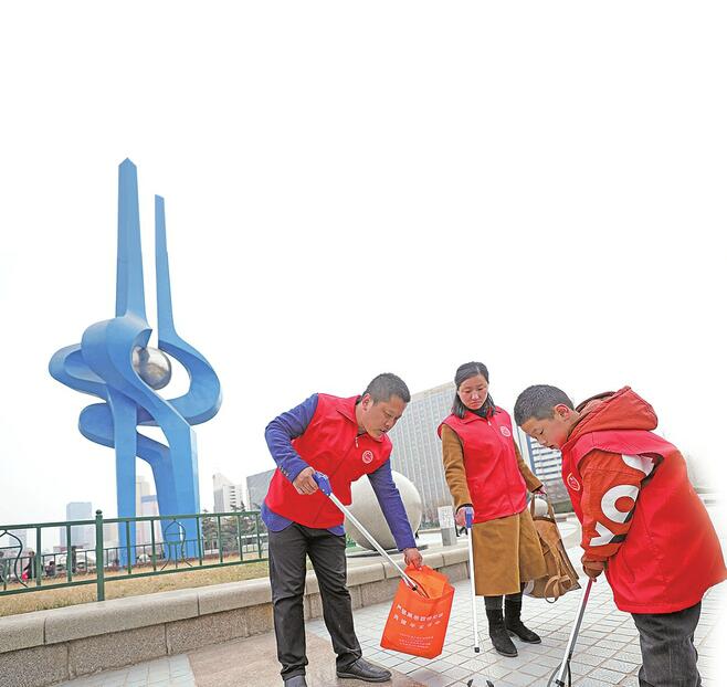 泉城义工假期坚守岗位:扮靓泉城大客厅 春节服务不打烊