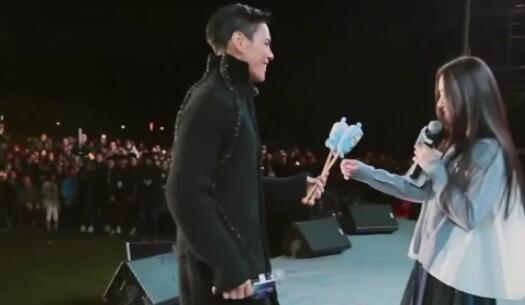 向佐向郭碧婷表白“我好喜欢你哦” 被综艺节目喂狗粮