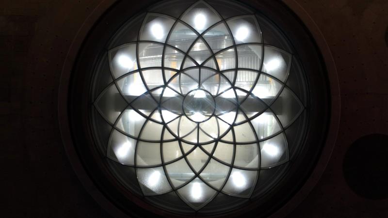 济南西站广场盛开“玻璃双花”