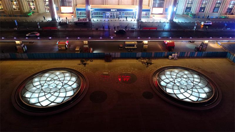 济南西站广场盛开“玻璃双花”