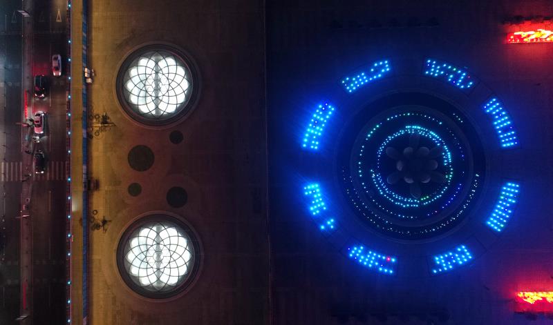 济南西站广场盛开“玻璃双花”