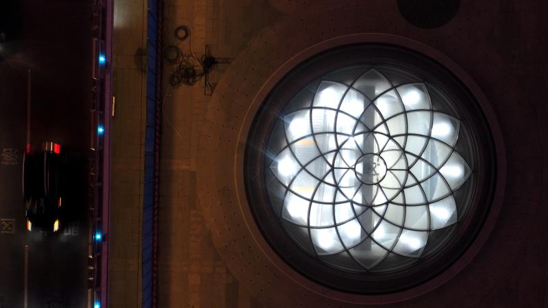 济南西站广场盛开“玻璃双花”