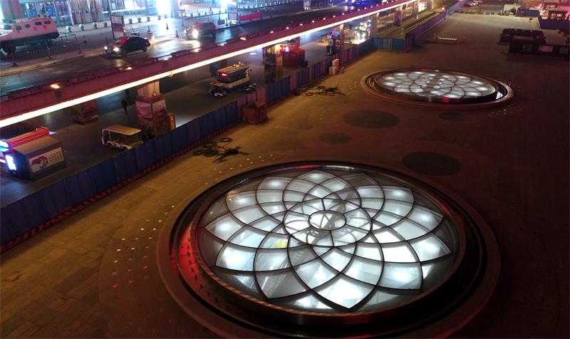 济南西站广场盛开“玻璃双花”