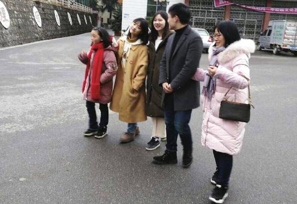 沈月和路人合影一米三既视感五五分身材被笑星味全无