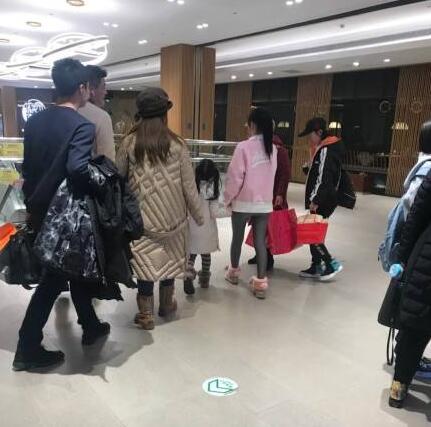 挽回形象？李小璐母女逛街 辣妈李小璐扎着马尾辫打扮得十分少女