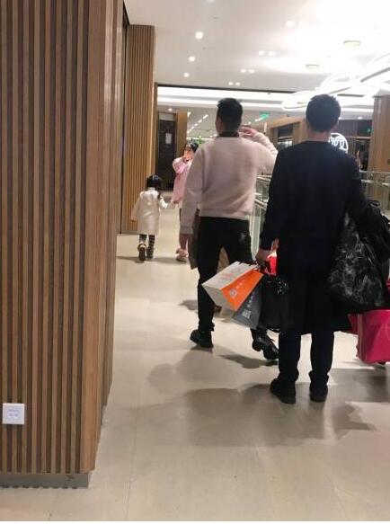 挽回形象？李小璐母女逛街 辣妈李小璐扎着马尾辫打扮得十分少女