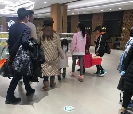 网友偶遇李小璐母女逛街 甜馨被夸赞太可爱 仍不见贾乃亮