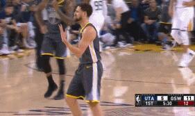 惨不忍睹!汤普森手指变形 汤神试图摆脱防守时左手不小心戳到米切尔