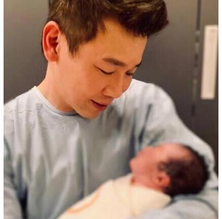 激动万分！陶喆宣布儿子出生 年过半百才第一次当爸爸 