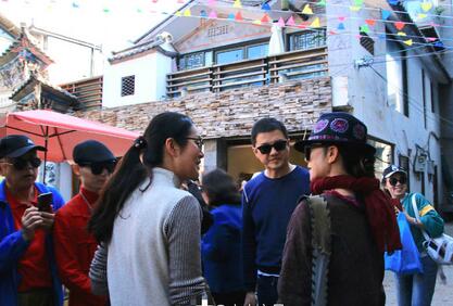 罕见！李亚鹏杨丽萍同框 网友大理偶遇两位明星有说有笑