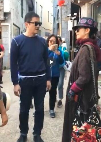 李亚鹏杨丽萍同框：两人有说有笑聊得十分开心，引来不少网友围观