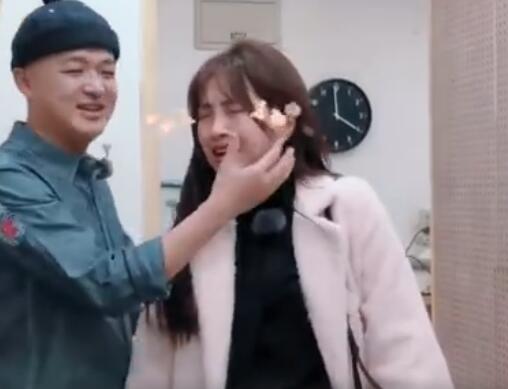 包文婧重回出租屋 