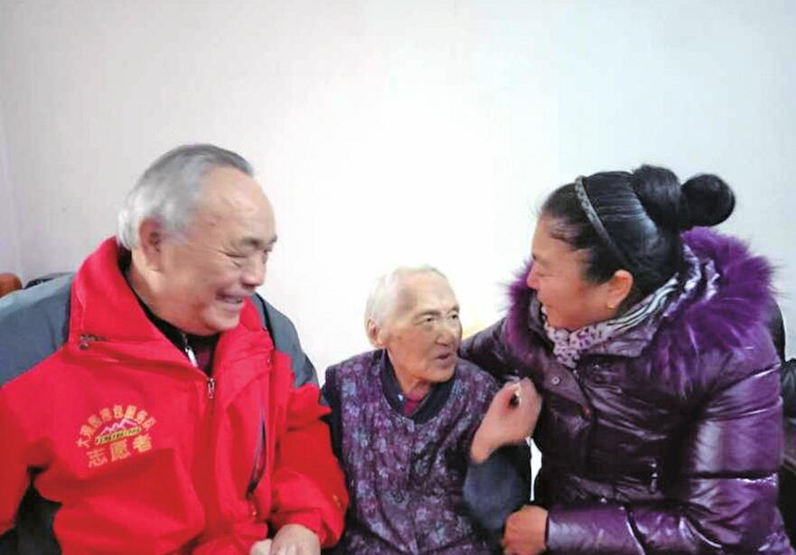 [温暖泉城]社区里有支银龄挎包服务队