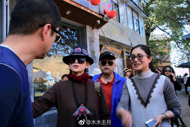 又见回忆杀！李亚鹏杨丽萍同框 两人曾合作03版的《射雕英雄传》