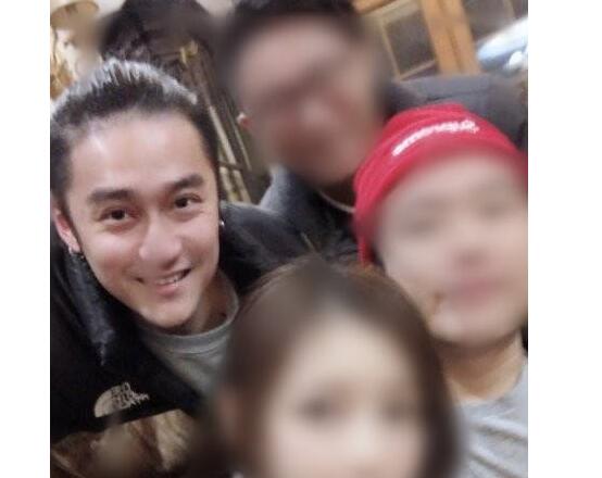 精神状态十分不错！蒋劲夫朋友聚会照 蒋劲夫出镜露出开心笑容