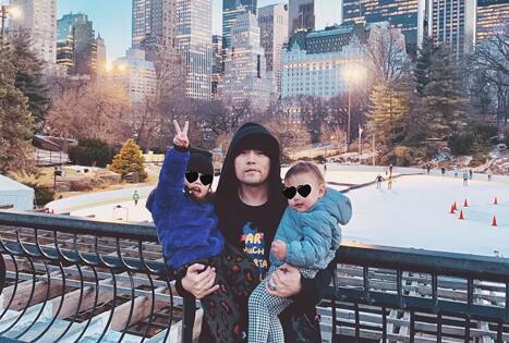 周杰伦晒儿女正面 2019年情人节将自己的儿子女儿都亮相在公众场合